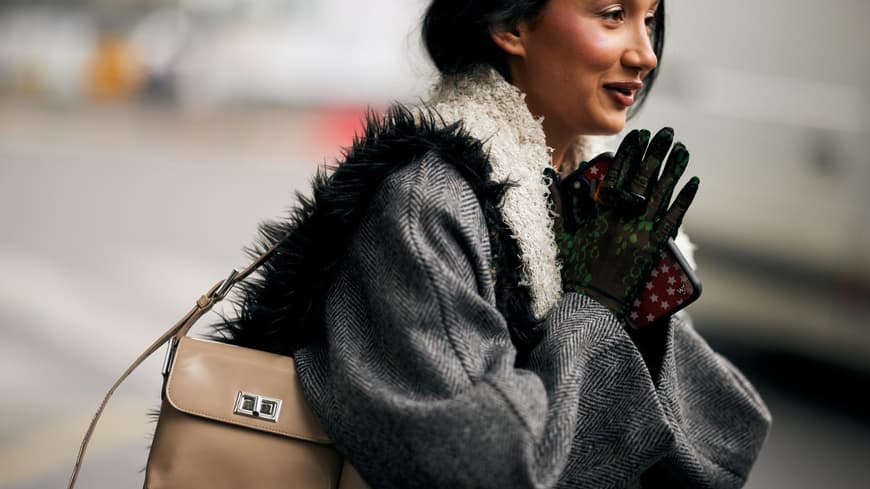 Frau mit Handschuhen