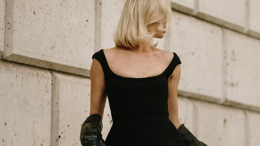 Frau in schwarzem Kleid