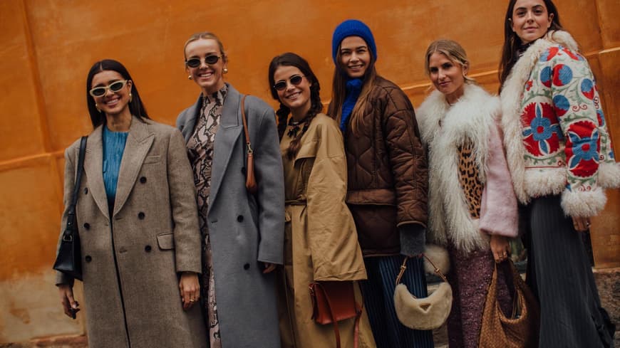 Frauen in stylischen Musterungen