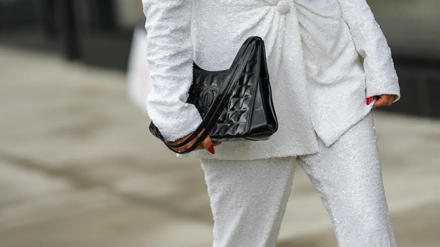 Frau in Pailletten-Look