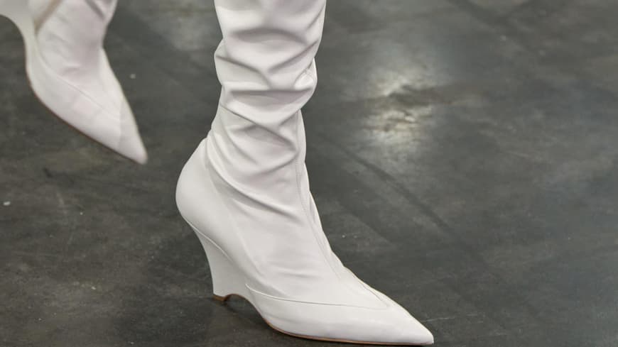 Weißer Stiefel