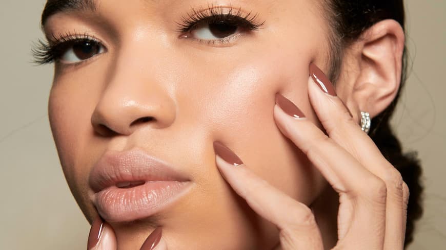 Model mit braunem Nagellack
