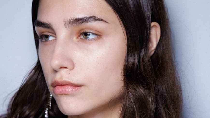 Darum setzen alle 2025 auf den No-Mascara-Trend