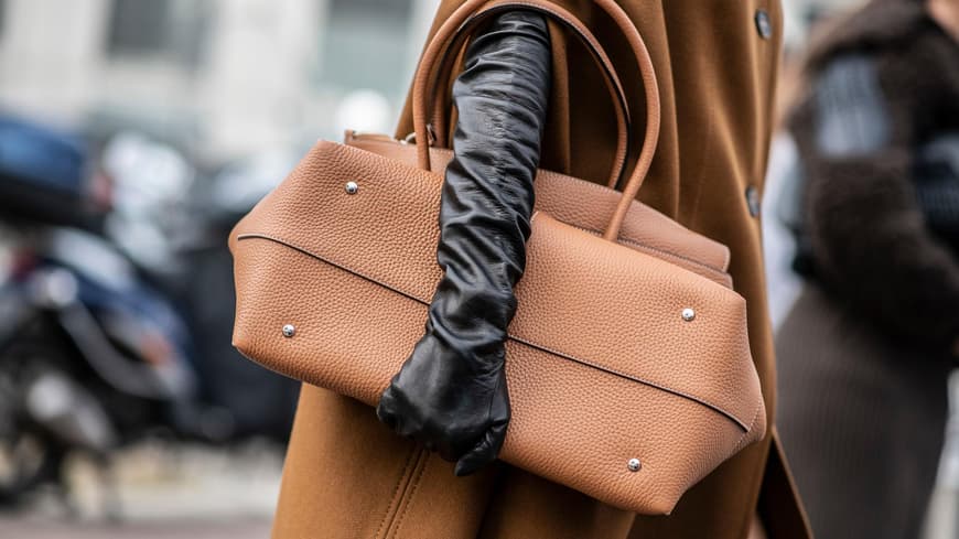 Frau mit Tasche