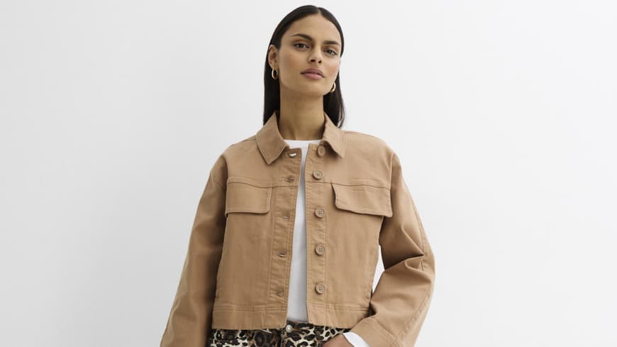 Cargo-Pants in Animal-Optik, camelfarbene Jacke und Sneakers mit pastelligen Details – der Look aus der „Sweet Leopard“-Kollektion von bonprix punktet mit seinem lässigen Stil-Mix
