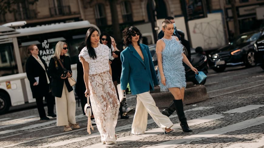 Frauen in stylischen Hosen