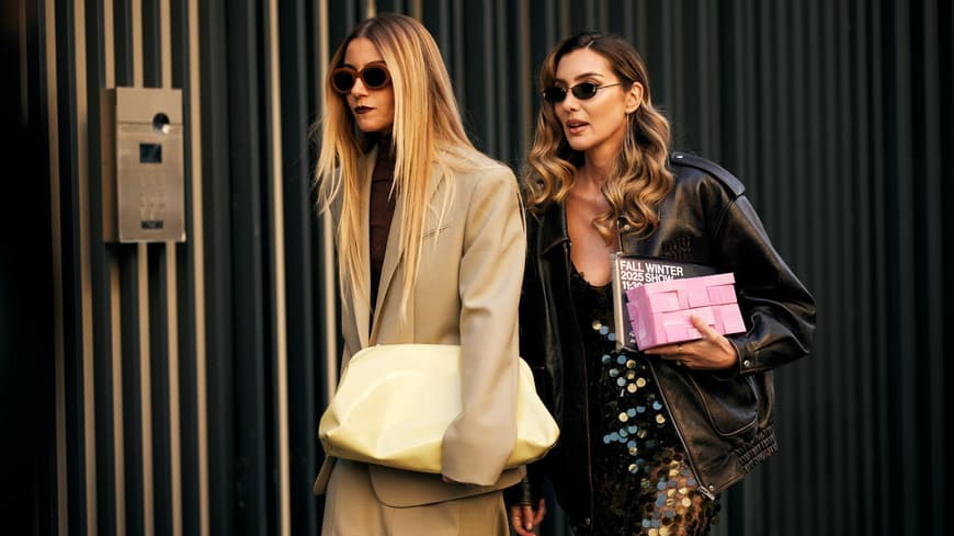 Frauen mit bunten Taschen