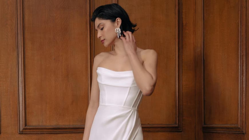 Model in Brautkleid mit Kurzhaarfrisur