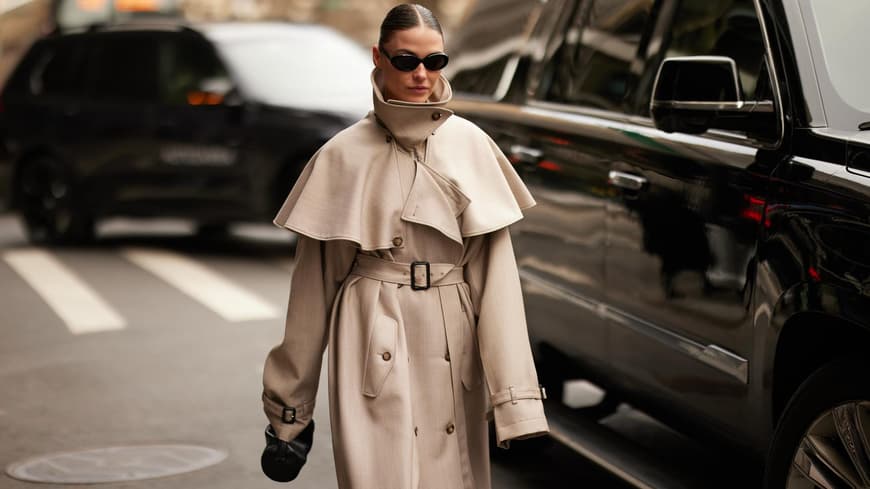 Streetstylerin mit Trenchcoat