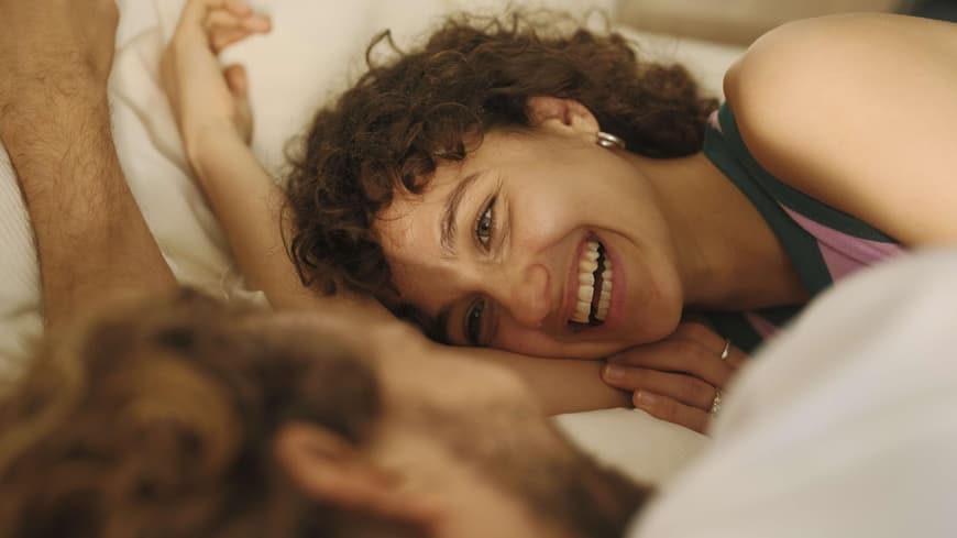 Ein Mann und eine Frau liegen im Bett