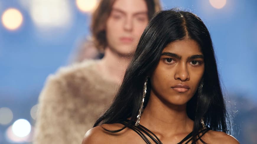 Model mit glattem Haar