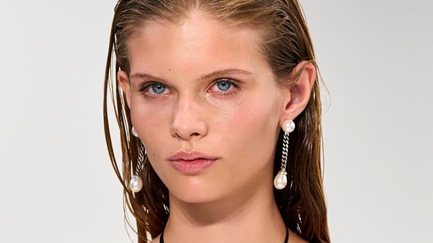 Model wet hair 