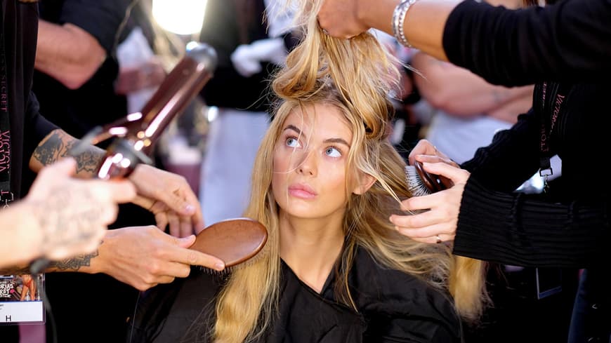 Model beim Hairstyling
