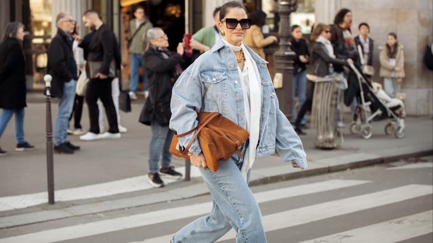 Frau in einer Jeansjacke