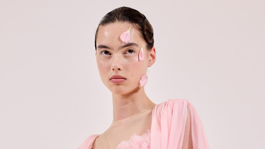 Model mit Rosen