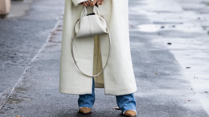 Frau mit Polène Paris Tasche