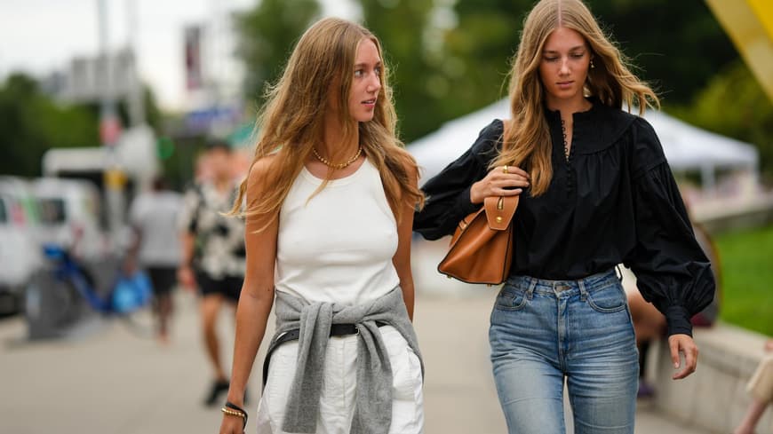 Zwei Frauen in Jeans