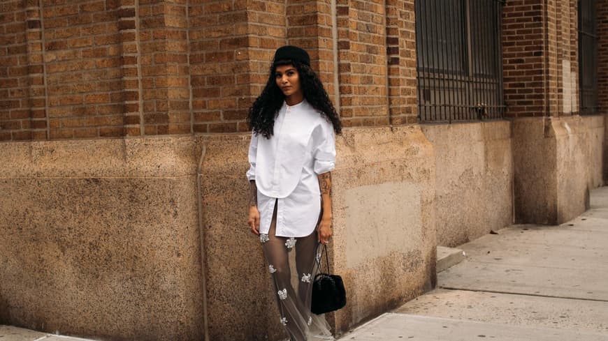 Frau in transparentem Look