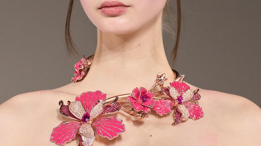 Model mit Orchideenkette