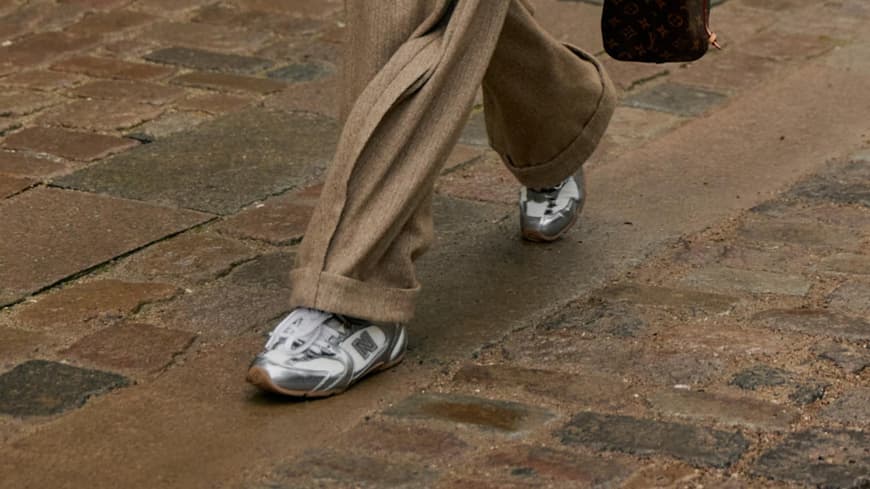 Silberfarbene Sneaker