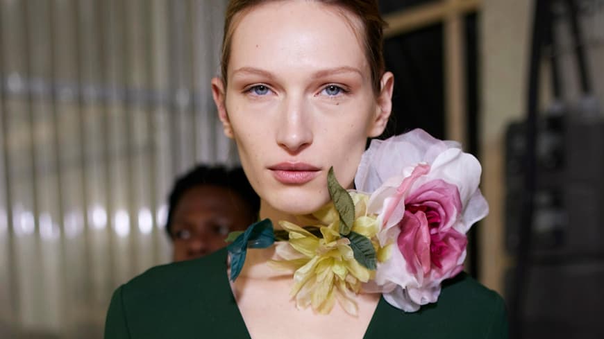 Model mit Blume