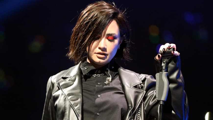 Demi Lovato steht auf einer Bühne