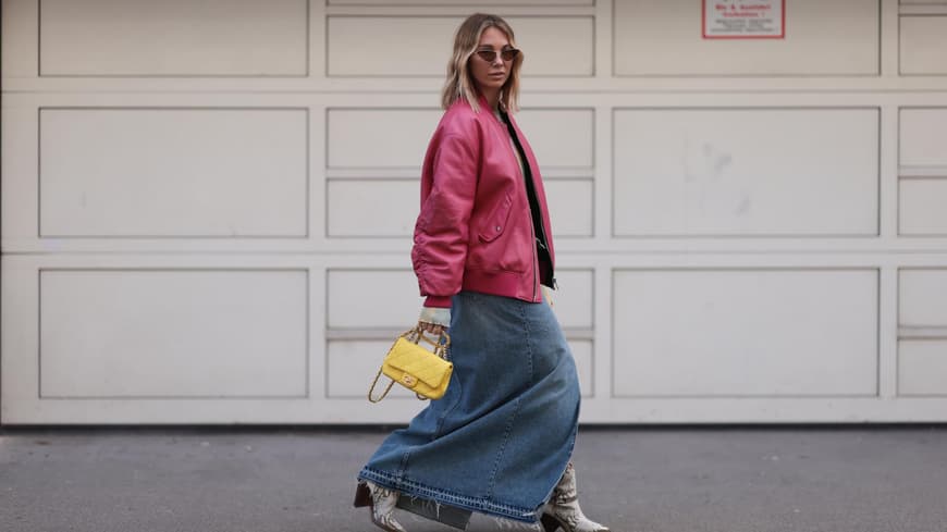 Frau in einem Maxirock