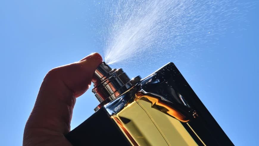 Parfum wird gesprüht