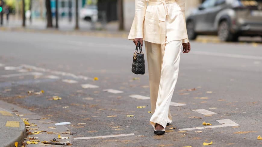 Cremefarbene Satin-Hose Streetstyle