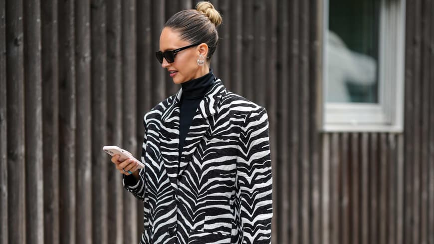 Frau in Zebra-Outfit