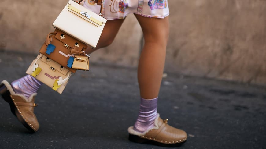 Frau in Clogs