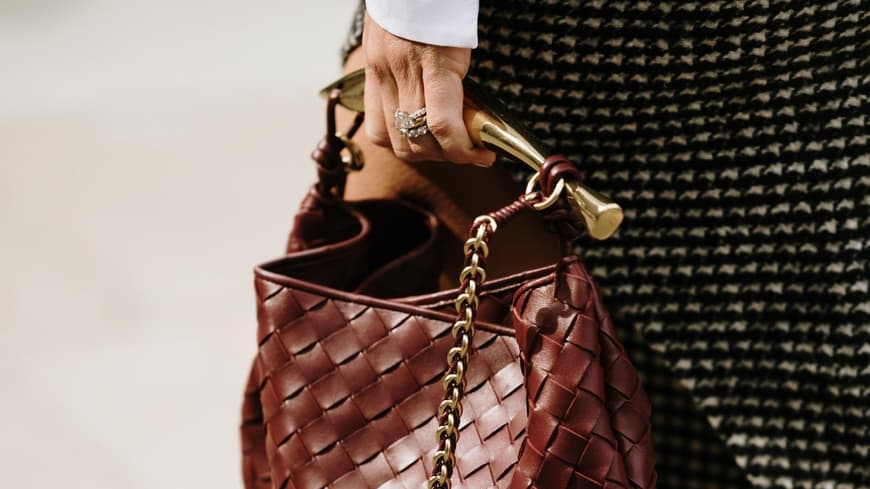 Frau mit geflochtener Handtasche
