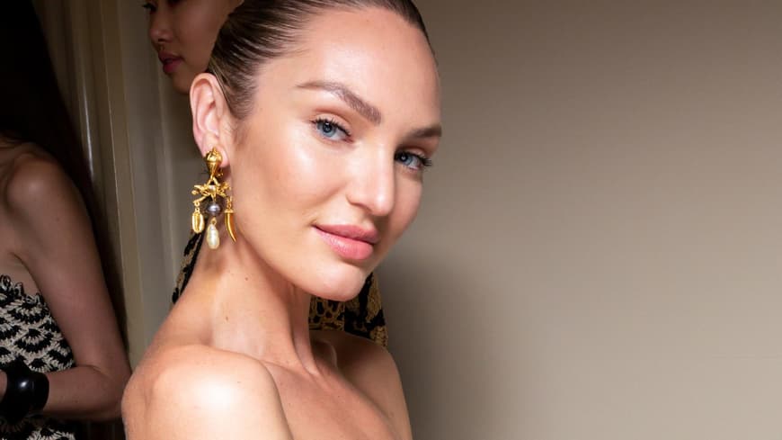 Model mit Ohrringen