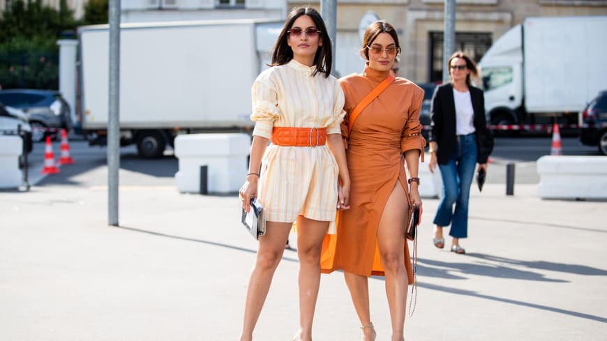 Zwei Frauen in stylischen Sommer-Looks