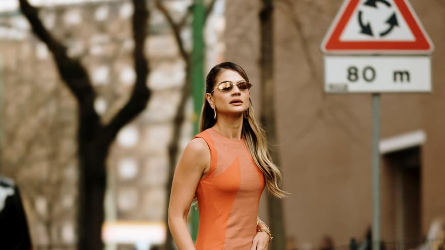 Frau in orangefarbenem Kleid