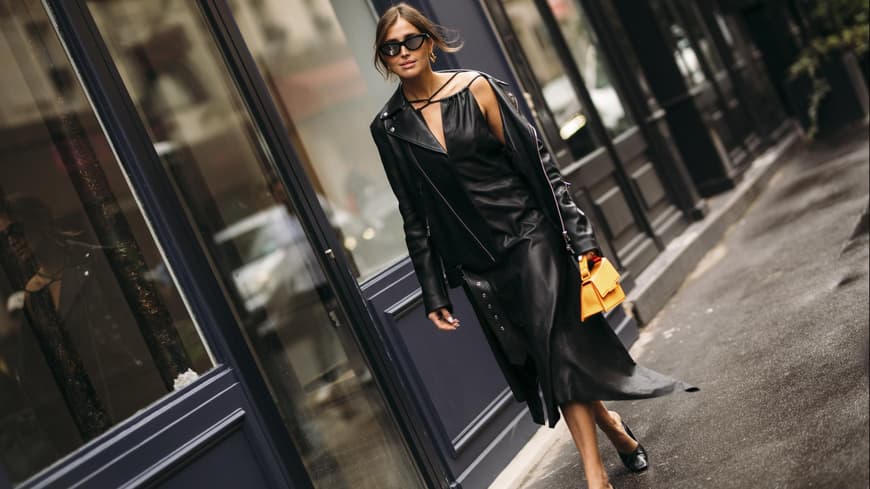 Frau in schwarzem Kleid 