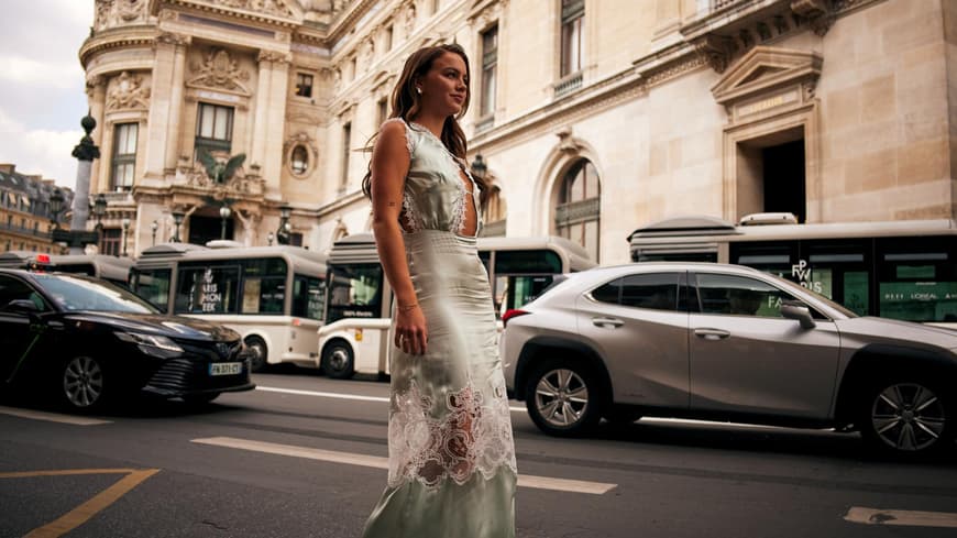 Frau in Kleid
