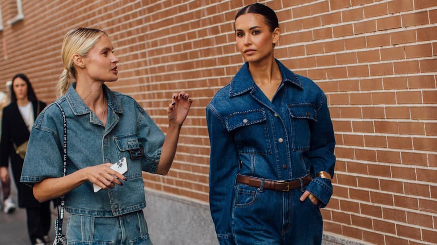 Zwei Frauen in All Over-Denim