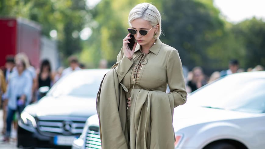 Frau in einem Kleid