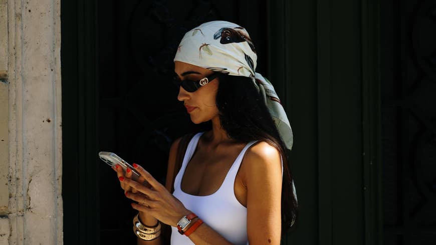 Frau mit Boho-Haar-Accessoire