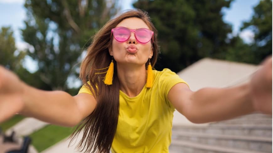 Eine Frau macht ein Selfie