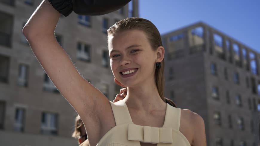 Model in der Sonne