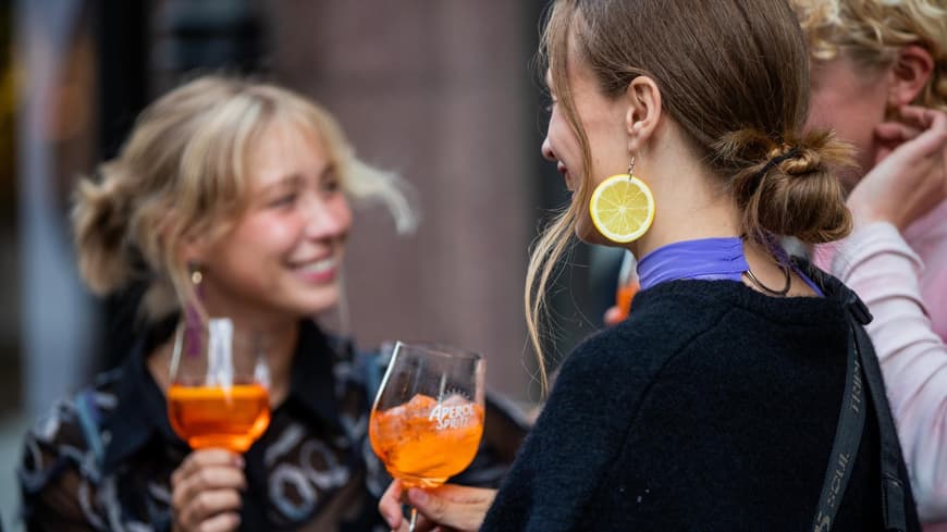 Frauen trinken Cocktail