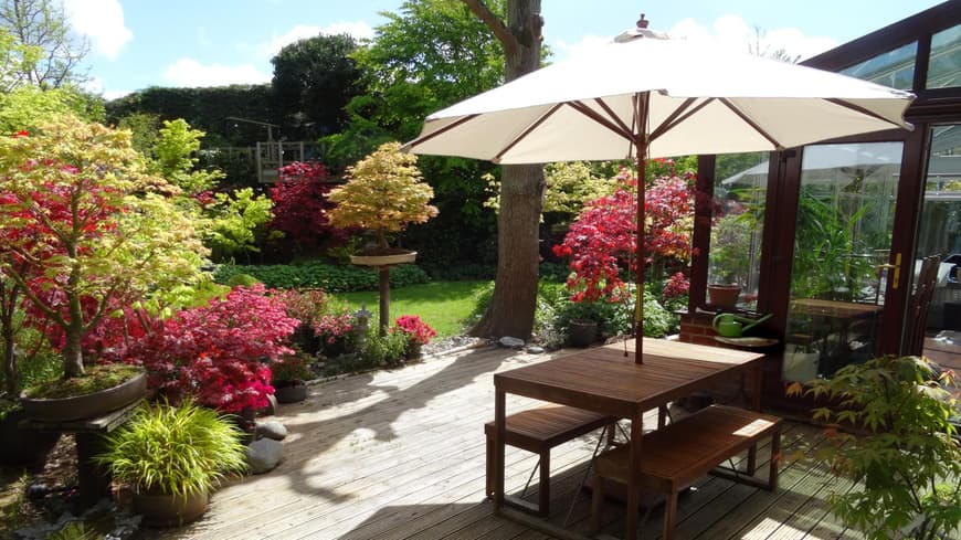 Ein Garten mit Sonnenschirm