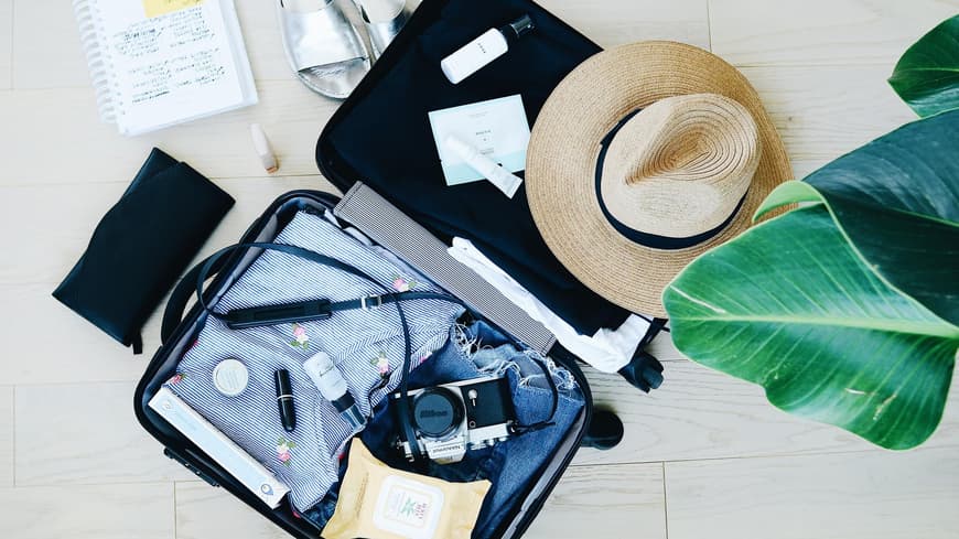 Den Koffer für eine Reise packen