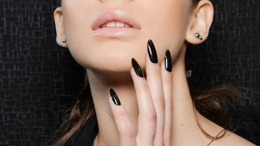 Model mit Louboutin Nails