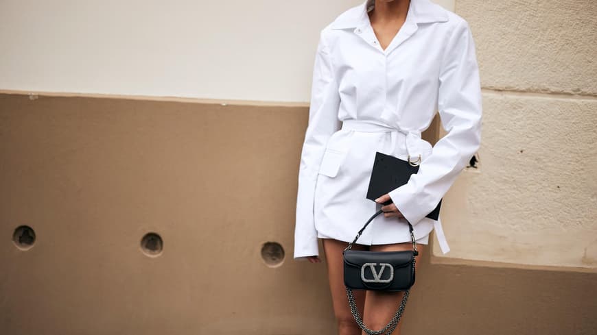 Kurzes weißes Kleid im Sommer