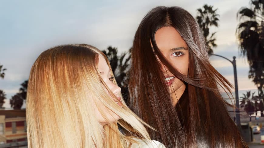 Zwei junge Frauen mit glatten Haaren