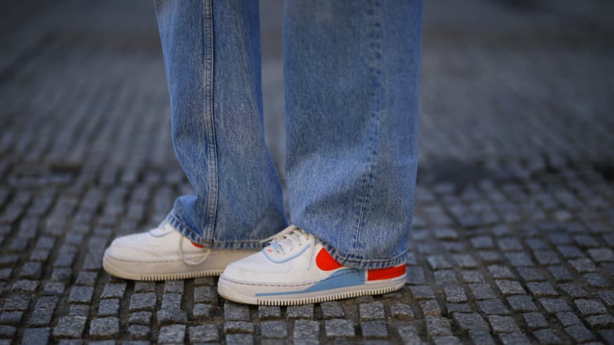 Sneaker zur Flared Jeans