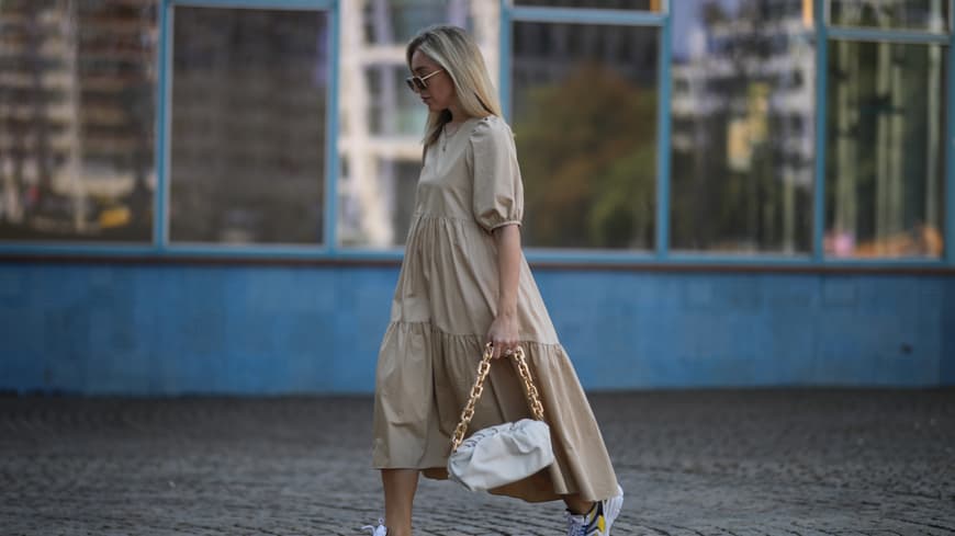 Sonia Lyson in einem Kleid in Beige
